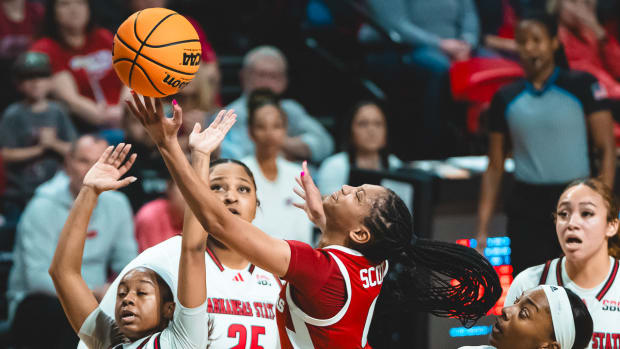 Razorbacks' freshman Tahlia Scott shoots layup against Arkansas State